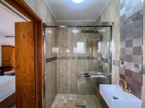 Standard Suite | Bathroom - Flagridge County Lodge (Ngquza Hill)