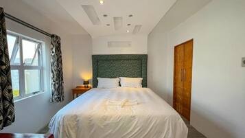 Phòng Suite Tiêu chuẩn | 4 phòng ngủ, bàn, khu vực làm việc phù hợp cho laptop