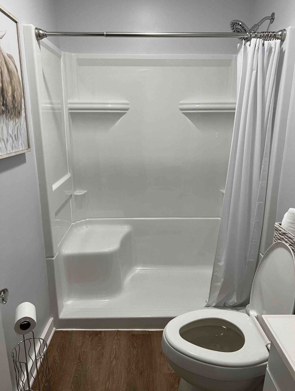 Een douche, een haardroger, handdoeken, zeep