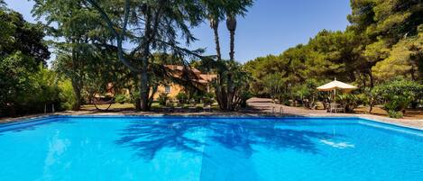 Piscine extérieure (ouverte en saison)