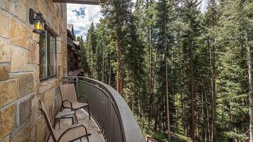 Condo, 2 Bedrooms | Property grounds