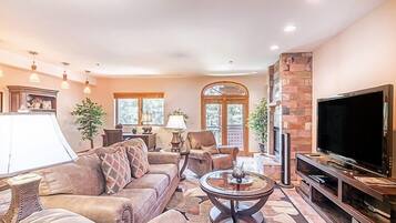 Condo, 2 habitaciones | Área de sala de estar