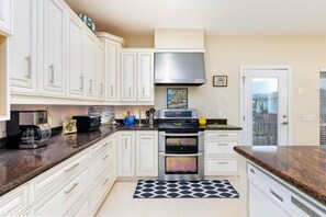 Casa, 3 habitaciones | Cocina privada | Refrigerador, horno, cafetera y tetera y tostadora 
