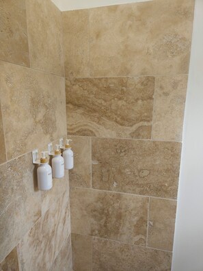 Doccia, asciugacapelli, asciugamani, sapone