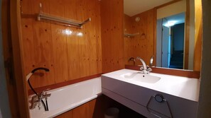 Shower - 10m from shops, 3rd floor, view valley, balcony, tv, 39m², Méribel-Mottaret (Méribel - Les Allues)