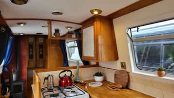 Fridge, oven, stovetop, cookware/dishes/utensils