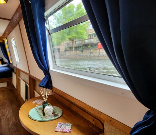 Cosy Canal Boat in Little Venice for Family & Friends