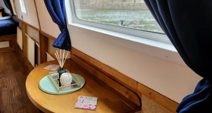 Cosy Canal Boat in Little Venice for Family & Friends