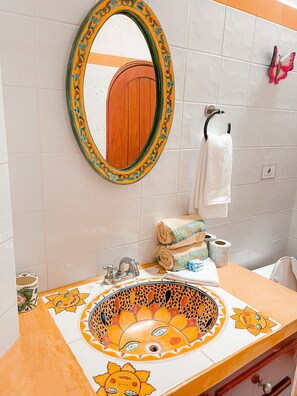 Serviettes fournies, savon, papier toilette