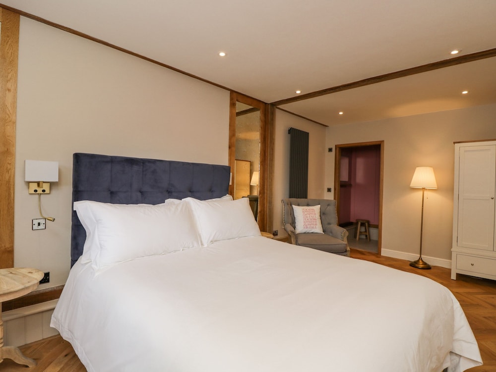 CUCKOO PENN HIDEAWAY, romantic, with hot tub in King's Stanley