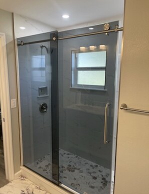 Dusche, Haartrockner, Handtücher