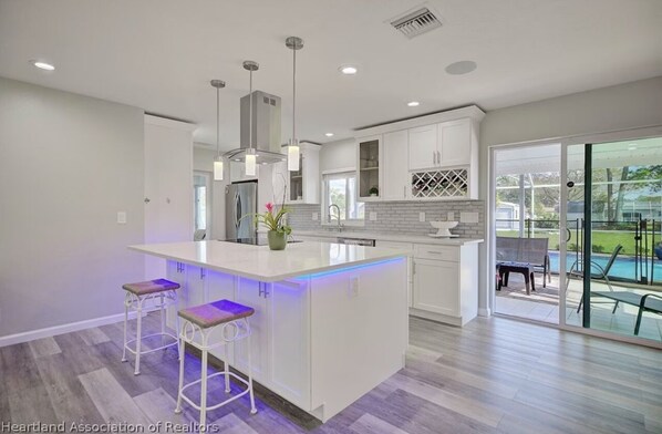 Microwave, oven, stovetop, dishwasher - Peaceful home away from home at Sebring! (Sebring)