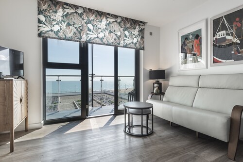 Beachside -Brand new 2 bed apartment with sea view & parking