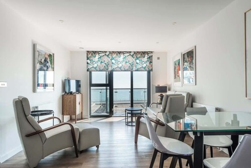 Beachside-New! Central, sea views & parking