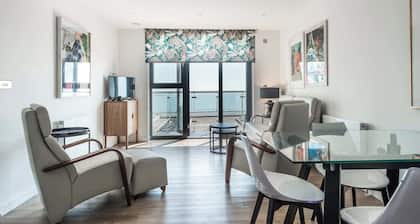 Beachside-New! Central, sea views & parking