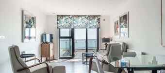 Beachside-New! Central, sea views & parking