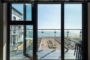 A balcony with a view of the sea and a beach. - Beachside | Sea Views | Beachfront | Parking (Ramsgate)