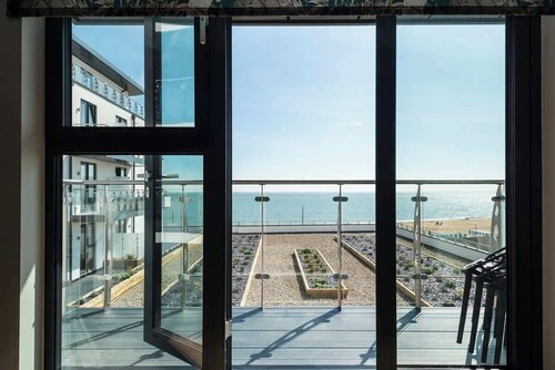 Beachside-New! Central, sea views & parking