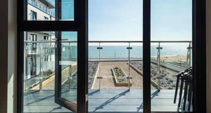 Beachside-New! Central, sea views & parking