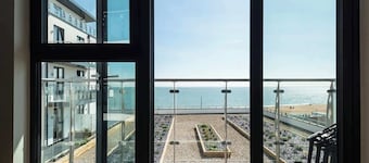 Beachside-New! Central, sea views & parking