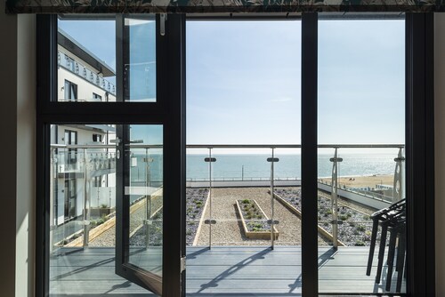 Beachside -Brand new 2 bed apartment with sea view & parking