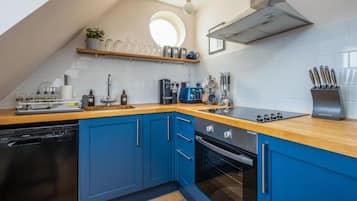 Fridge, oven, dishwasher, coffee/tea maker