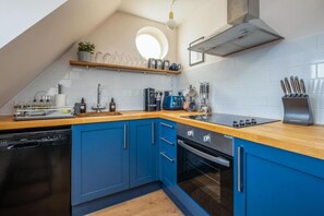 Réfrigérateur, un four, lave-vaisselle, cafetière-théière