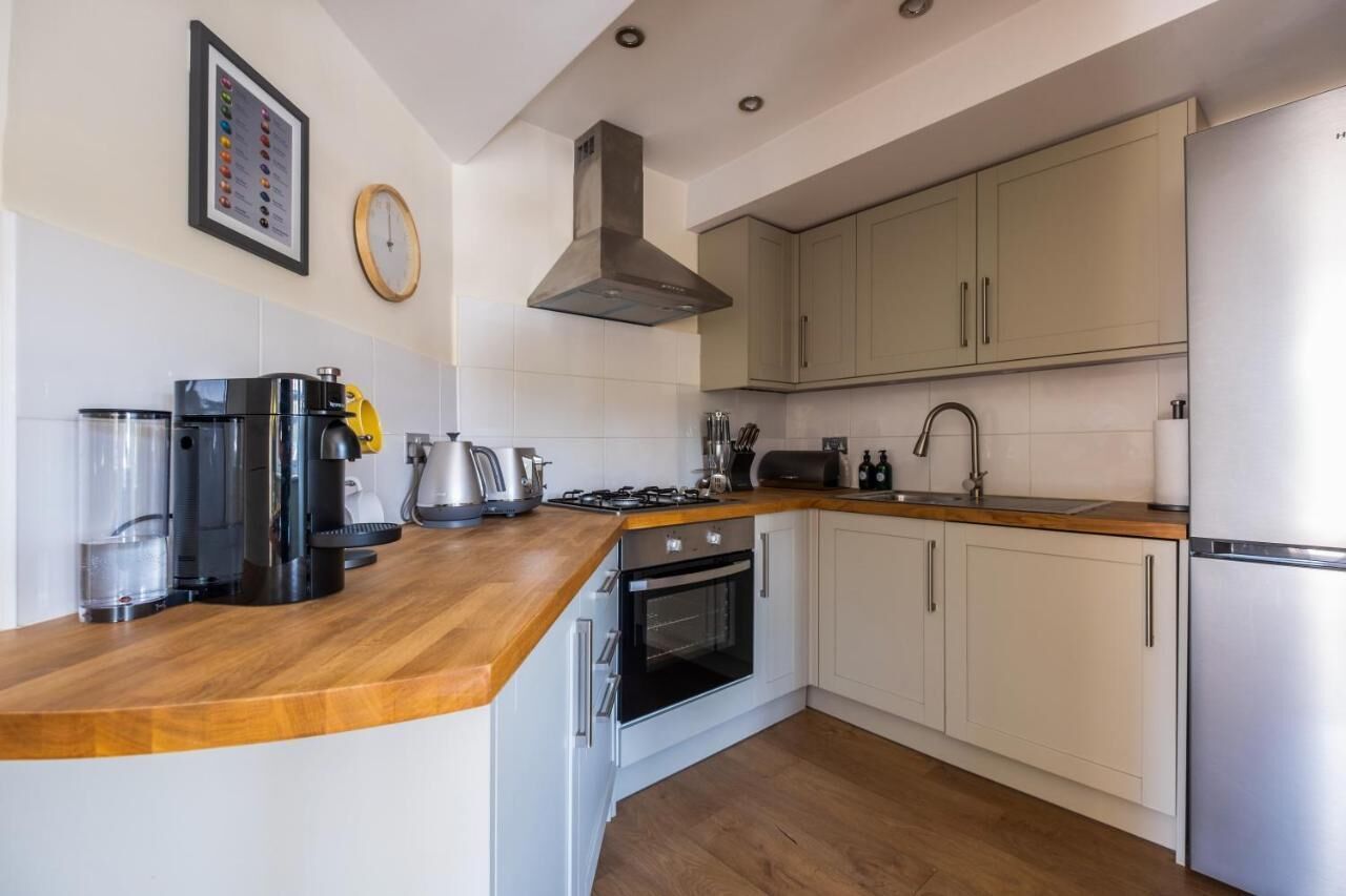 Fridge, oven, coffee/tea maker, toaster