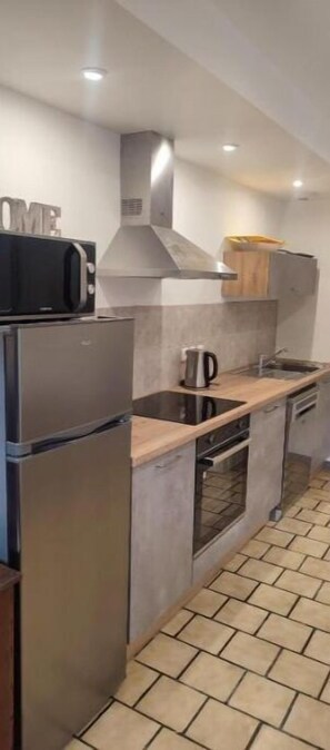 Réfrigérateur, micro-ondes, four, plaque de cuisson