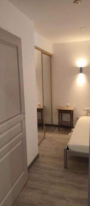 1 chambre, bureau, fer et planche à repasser, draps fournis