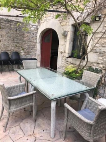 Outdoor dining. Meublé Neuf Avec Jardin