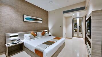 Executive Suite | 1 bedroom, premium bedding, in-room safe, desk