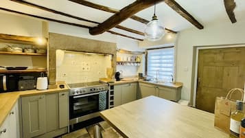 Kylskåp, mikrovågsugn, ugn och diskmaskin