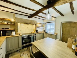 Jääkaappi, mikroaaltouuni, uuni, astianpesukone