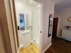 Regadera, secadora de cabello, toallas 