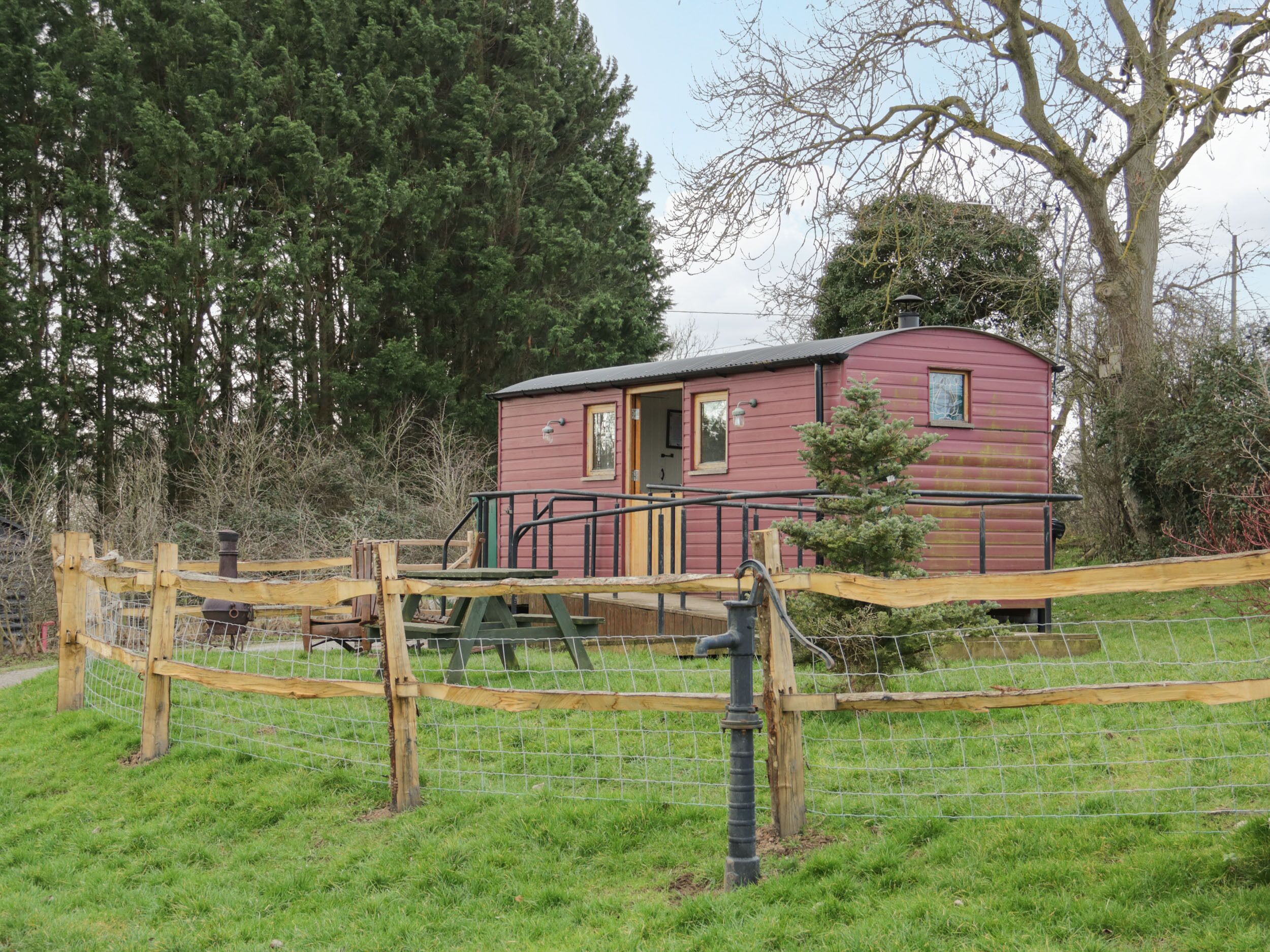 THE SHIRE SHEPHERDS HUT, pet friendly, with open fire in St Asaph