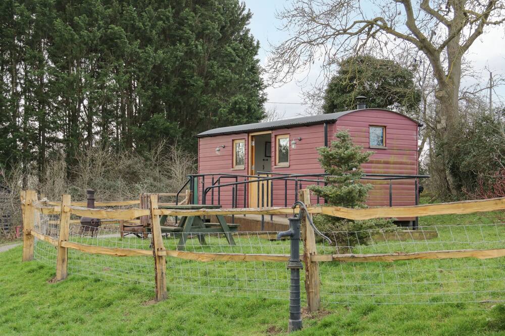 THE SHIRE SHEPHERDS HUT, pet friendly, with open fire in St Asaph