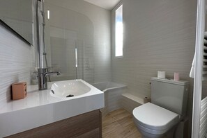 Douche, séchoir à cheveux, serviettes fournies