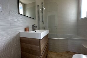 Shower, hair dryer, towels - Clos Allegria Amboise (Amboise)