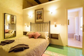 2 chambres, fer et planche à repasser, draps fournis