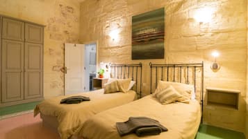 2 chambres, fer et planche Ă  repasser, draps fournis