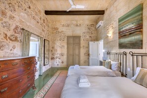 2 chambres, fer et planche à repasser, draps fournis