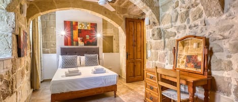 3 chambres, fer et planche Ă repasser, draps fournis