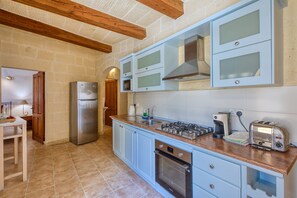 Kühlschrank, Mikrowelle, Ofen, Wasserkocher mit Kaffee-/Teezubehör