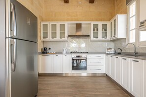 冷蔵庫、電子レンジ、オーブン、食器洗い機