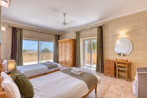 4 habitaciones, tabla de planchar con plancha y ropa de cama 