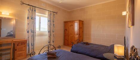 4 عدّة غرف نوم ومكواة/لوح كي وملاءات أسرّة