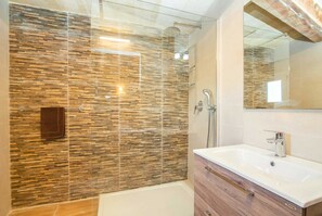 Bathtub, towels