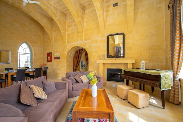 TV, fireplace