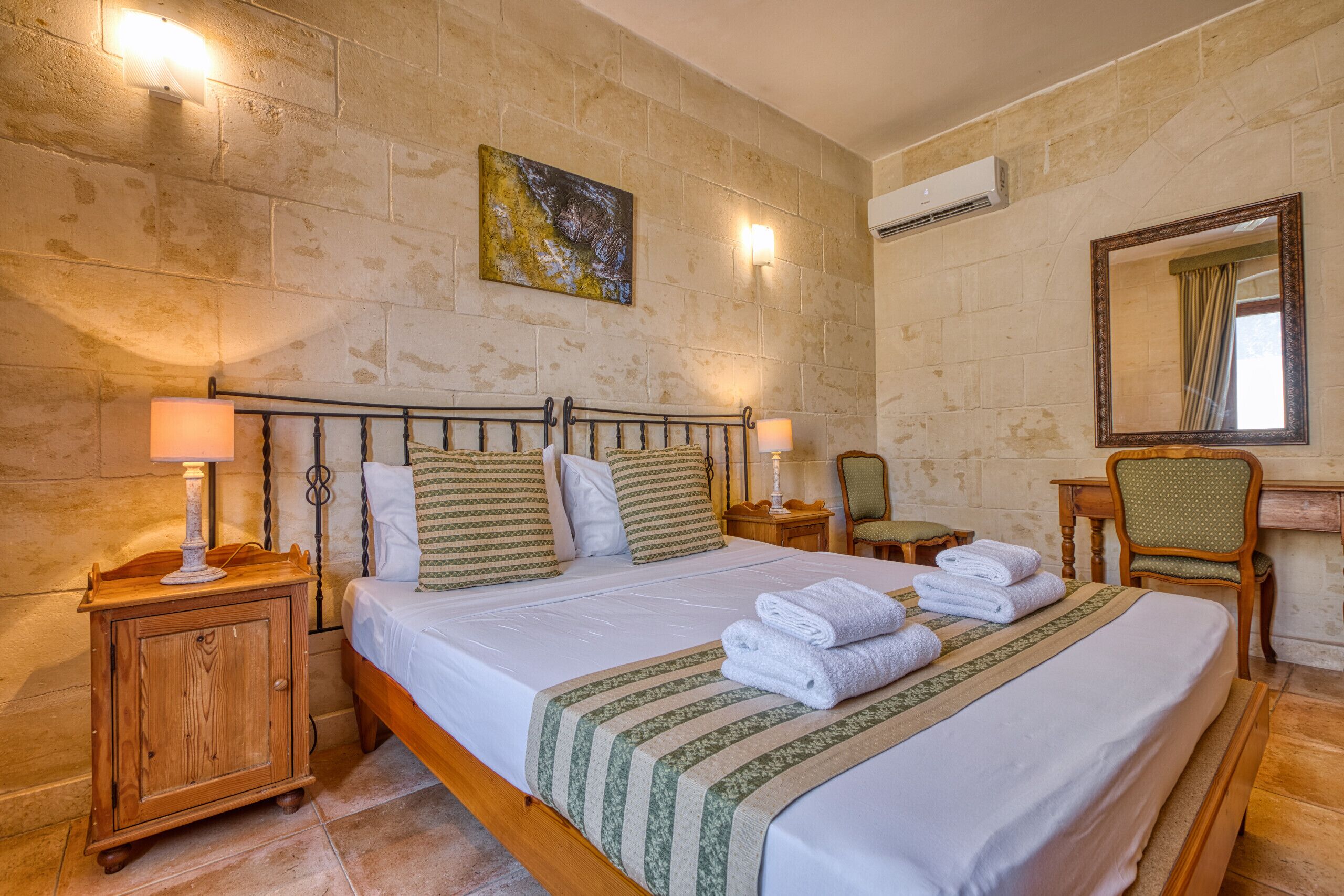 3 bedrooms, iron/ironing board, bed sheets